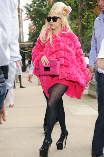 Халуун зун үстэй шуб өмссөн Лэди Гага