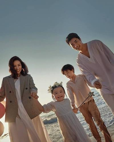 Korean drama: Гвон Сан Ү хуримын ойгоороо ”Marie Claire” сэтгүүлд гэр бүлийн зургаа авахуулав