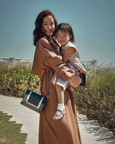 Korean drama: Гвон Сан Ү хуримын ойгоороо ”Marie Claire” сэтгүүлд гэр бүлийн зургаа авахуулав